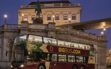 Vienne : Tour de ville de nuit en bus avec guide en direct.