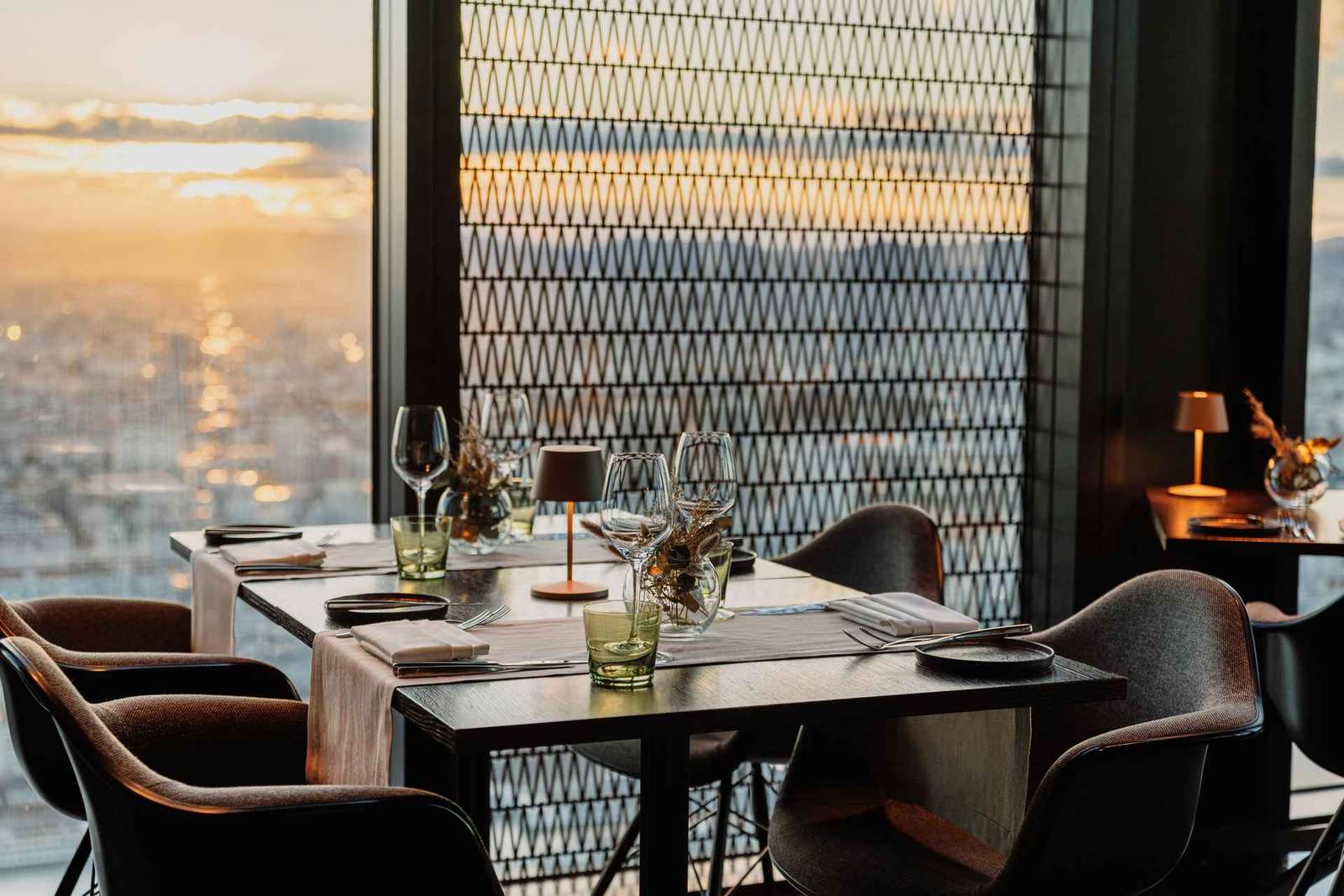 Best View : Dîner au coucher du soleil avec vue sur la ville au restaurant Altia by Urrechu