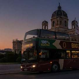 Vienne : Tour de ville de nuit en bus avec guide en direct.