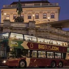 Vienne : Tour de ville de nuit en bus avec guide en direct.