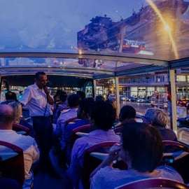 Vienne : Tour de ville de nuit en bus avec guide en direct.